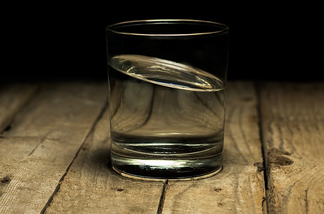 Gambar Air putih yang dapat anda minum yang merupakan salah satu cara mengatasi hidung tersumbat