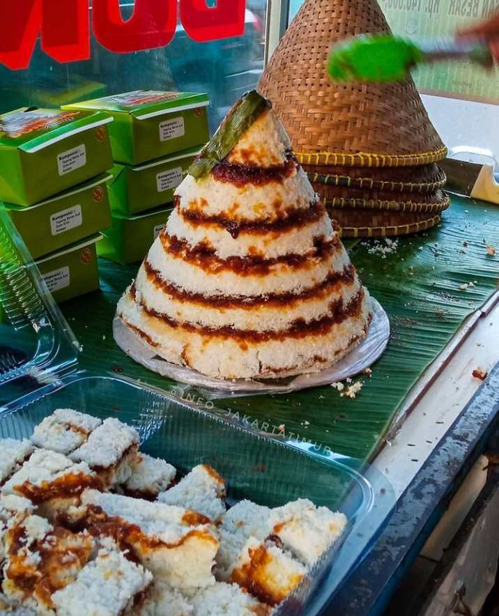 Kue dongkal merupakan makanan khas Betawi yang banyak digemari berbagai kalangan