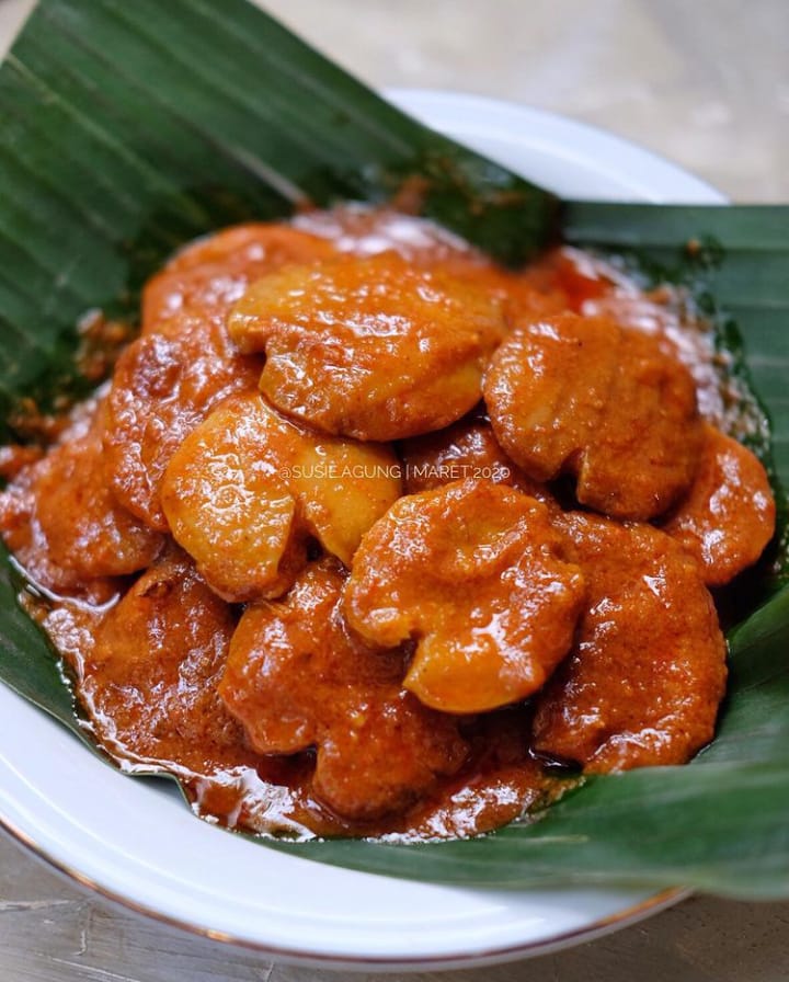 Semur jengkol merupakan makanan khas Jakarta yang unik dan lezat