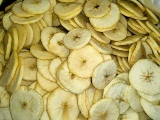 Keripik apel merupakan makanan khas Malang yang berbahan dasar apel