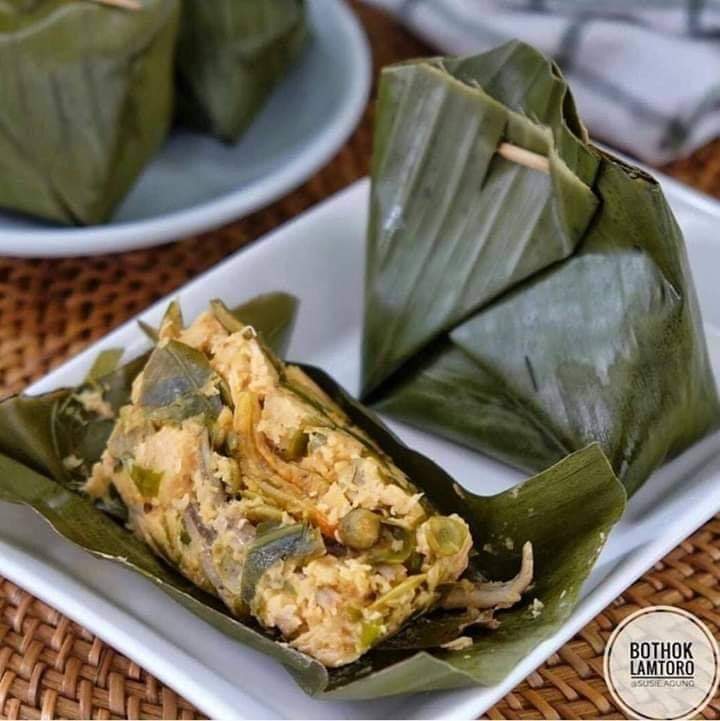Botok tempe merupakan makanan khas Pasuruan yang sudah cukup populer di kalangan masyarakat.