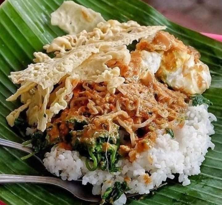Pecel nasi merupakan makanan khas Magetan yang bisa kita temui di berbagai tempat di kabupaten Magetan.
