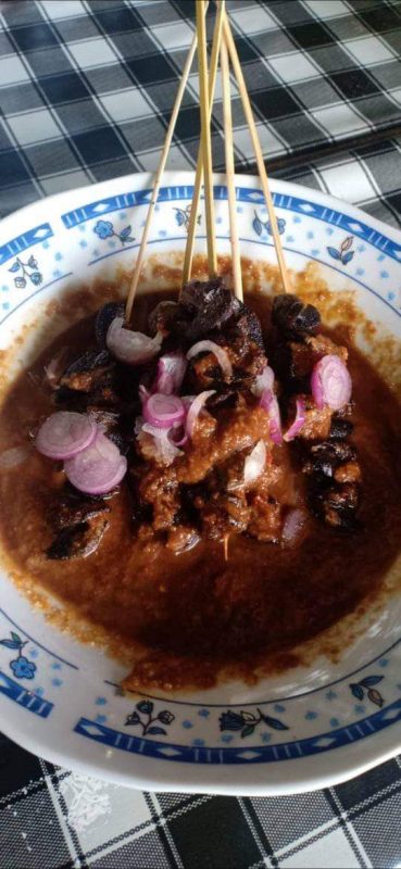 Sate bekicot merupakan makanan khas Kediri yang lezat dan menggugah selera.