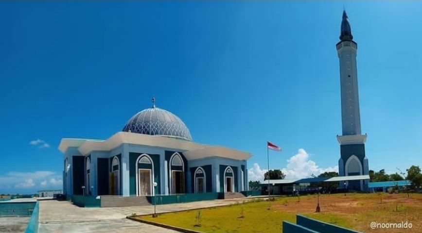 Masjid Nur Ilahi Dompak merupakan tempat wisata yang unik dan terbaik untuk kamu kunjungi ketika berkunjung ke tempat tersebut.