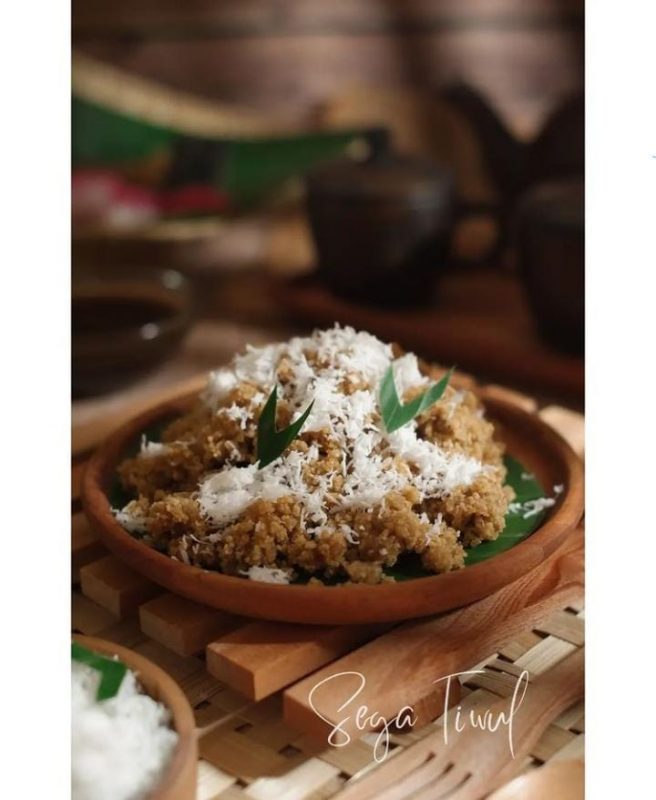 Nasi Tiwul merupakan makanan khas Trenggalek yang unik dan lezat untuk dicoba.