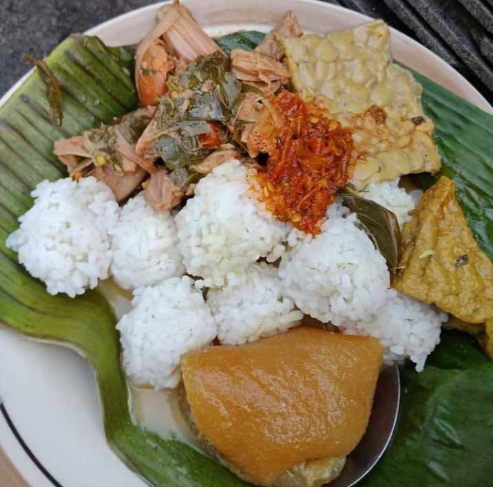 Nasi Penggel merupakan makanan khas Kebumen, Jawa Tengah. Diberi nama nasi Penggel karena pada saat mengambil nasi yang dibentuk bulat-bulat seukuran bola pingpong. 