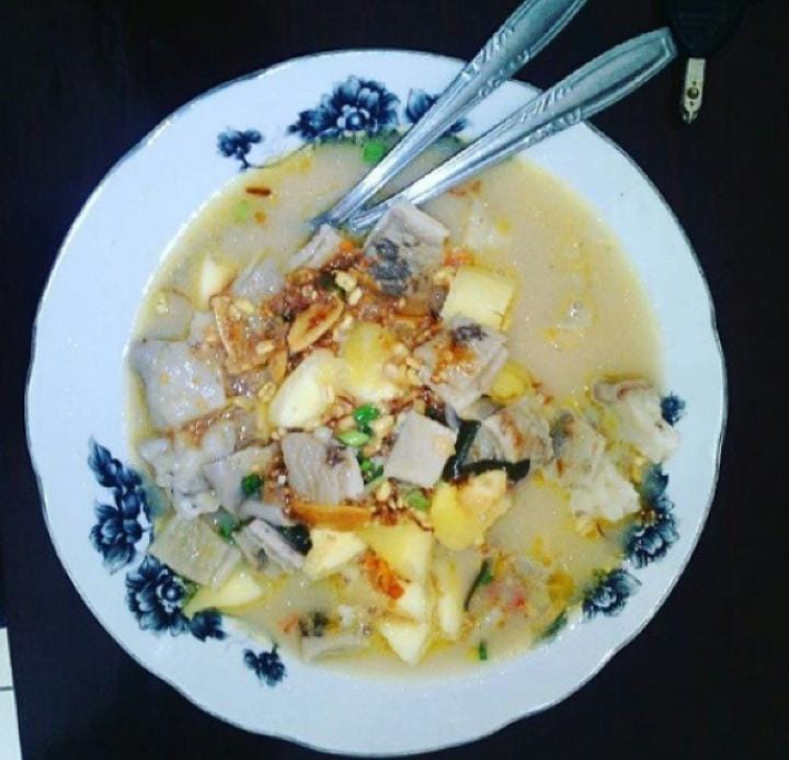 Soto sabereng merupakan makanan khas Sumenep yang unik dan lezat untuk dicoba.