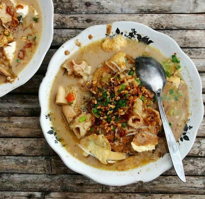 Soto selingkuh merupakan makanan khas Sumenep yang unik dan lezat untuk kamu coba ketika kamu berkunjung ke tempat tersebut.
