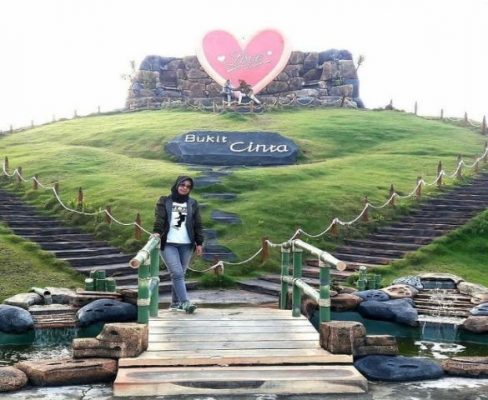Bukit cinta merupakan tempat wisata di Pamekasan yang menjadi tempat wisata pilihan banyak orang ketika liburan telah tiba.