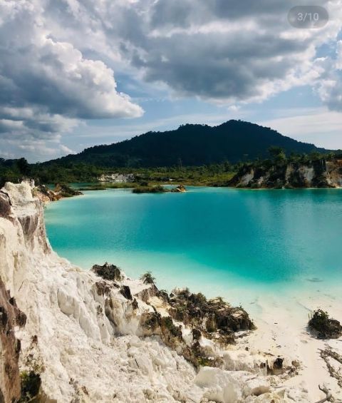 Danau biru singkawang merupakan tempat wisata di Pontianak yang terbaik untuk kamu kunjungi ketika liburan telah tiba.