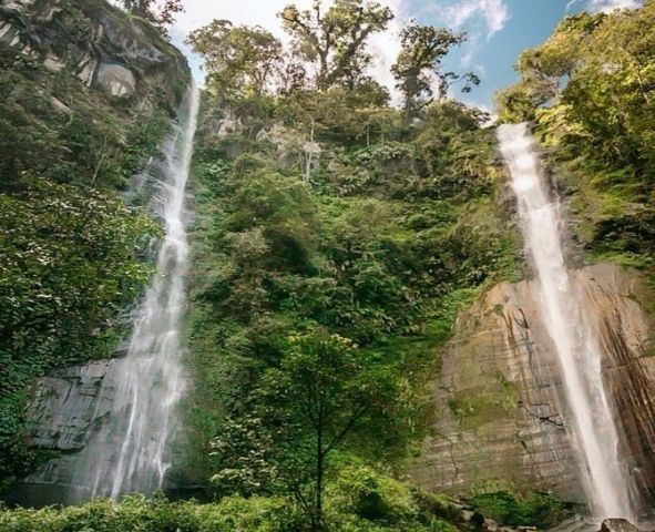 Air terjun tancak kembar merupakan tempat wisata di Bondowoso yang memiliki keindahan alam yang sangat menakjubkan.