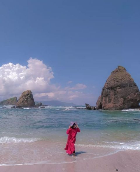 Pantai papuma merupakan tempat wisata di Jember yang terbaik untuk kamu kunjungi.