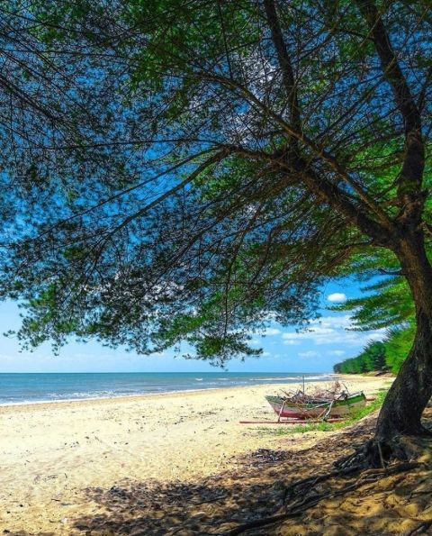Pantai slopeng merupakan tempat wisata di Sumenep yang terbaik dan banyak digemari berbagai kalangan.