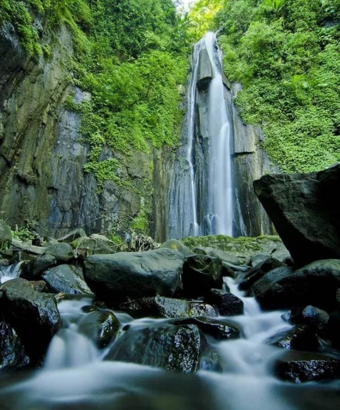 Air terjun cobancanggu merupakan tempat wisata di Mojokerto yang menawarkan keindahan alam yang sangat menakjubkan.