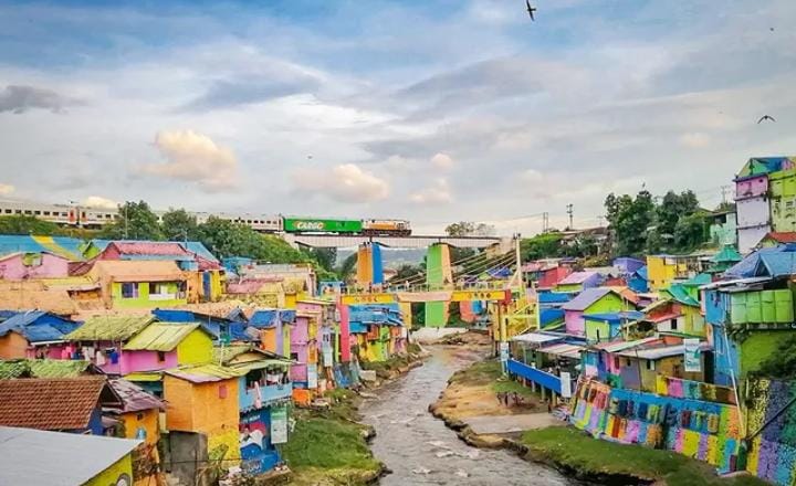 Kampung warna warni jonipan merupakan tempat wisata di Malang yang terbaik untuk kamu kunjungi