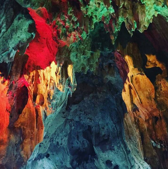 Goa jatijajar adalah gua yang memiliki pemandangan yang eksotis berupa gugusan stalagtit dan stalagmit yang indah yang membuat gua ini berbeda jauh dari goa yang lain.