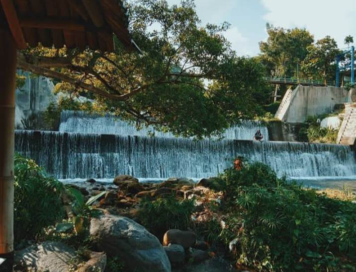 Mata air Cokro Tulung Klaten merupakan tempat wisata di Klaten yang terbaik untuk kamu kunjungi ketika liburan telah tiba.