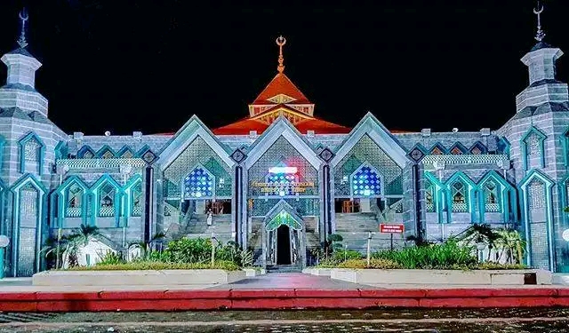 Masjid rayamakassar merupakan tempat wisata Relegi yang ada di Makassar.
